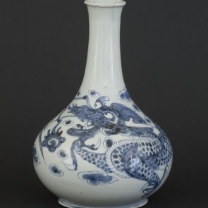 Bottie vase with a dragon motif