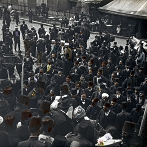 Konstantinápoly. Útlevélvizsgálatra váró tömeg Karaköjben, a galatai rakparton