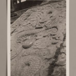 A császári feljáró faragott sárkánya a császári palota maradványai között, Kajfeng