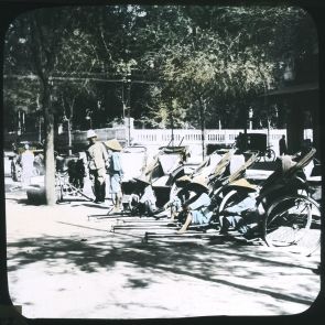 Pousse-pousse (gyalogos riksa) állomás Saigonban