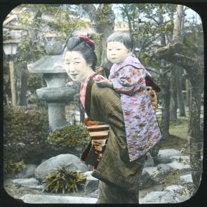 Japán nő gyermekével