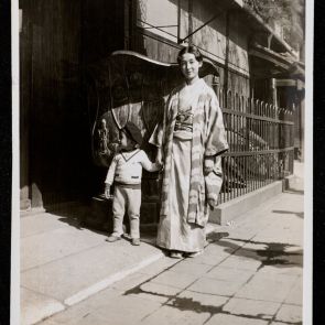 Japán nő gyermekével II., Kiotó