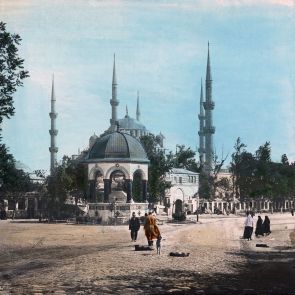 Konstantinápoly. A II. Vilmos császár által 1898-ban adományozott Német kút, háttérben a Kék mecset