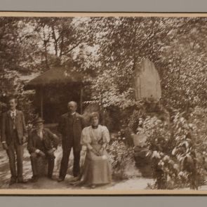 Ferenc Hopp and his guests in the garden of the villa