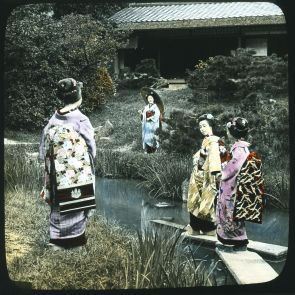 Kyotói gésák a kertben