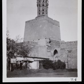 Torony, erődszerű alsó résszel