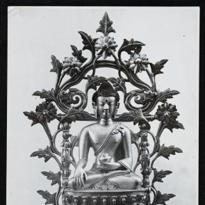 Virágdíszes dicsfény előtt ülő Buddha, földet érintő kéztartással - kisplasztika fekete-fehér fotója