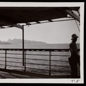 A távolodó sziklahegyek a hajó fedélzetéről nézve, a tengeren II.