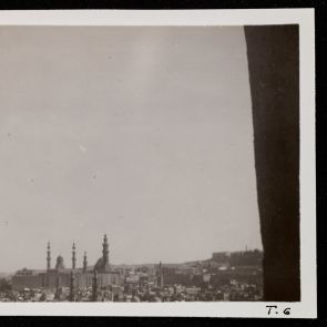 Látkép négytornyú mecsettel