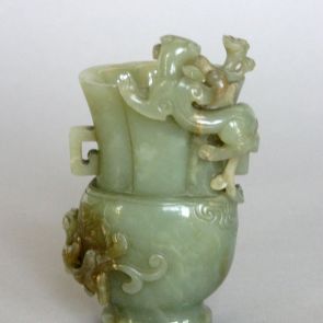 Vase, with an animal raising on the rim