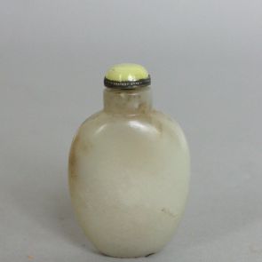 Snuff bottle with rounded shoulders