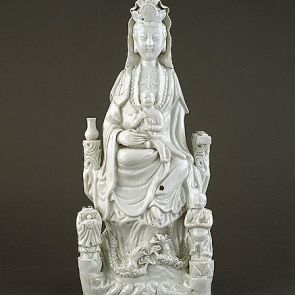 Ülő Guanyin bódhiszattva, kezében lótuszt tartó gyermekkel