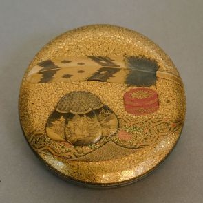 Round incense container (kōgō) with ‘utensils of the incense game’ motif