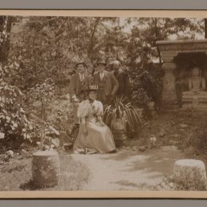 Ferenc Hopp and his guests in the garden of the villa