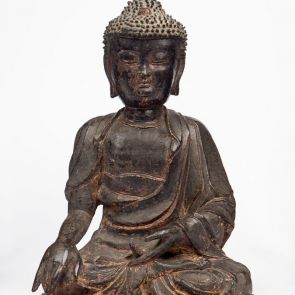 Ülő Buddha földet tanúul hívó kéztartásban