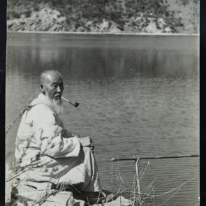 Életkép: Kirándulás a tóhoz, horgászó öregember