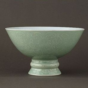 Bowl decorated with lotuses