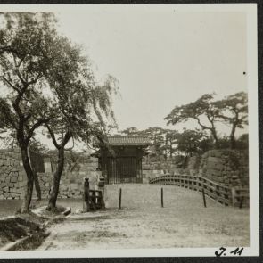 Zárt kapu a császári palota erődfalában, kis híddal, Tokyo, 1936