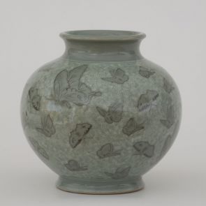 Gömbtestű váza, pillangó- és krizantém-mintával