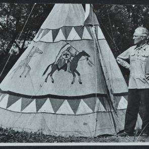 Ervin Baktay in European attire, in front of a teepee