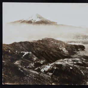 N. Nabeshima és Féry Lóránt francia és magyar nyelvű, fekete-fehér képeslapja Felvinczi Takács Zoltánnak Tokióból