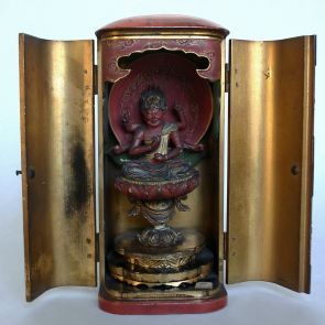 Kis méretű, hordozható buddhista oltár Aizen myo-o plasztikus alakjával