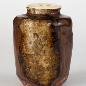 Teatartó (chaire) kétszínű mázzal, elefántcsont fedővel
