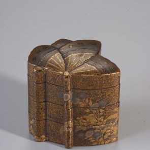 Butterfly-shaped box with three compartments