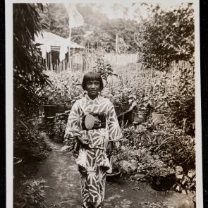 Toki Kimiko legyezővel a kertjükben