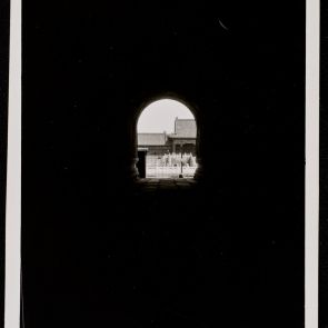 Vumen kapu boltozatos alagútszerű nyílásán át alig látszik a palotaudvar, Peking, 1936