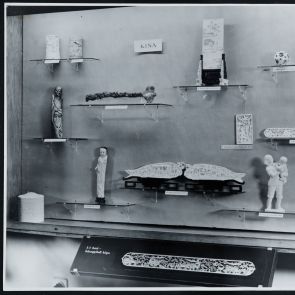 Vitrin kínai csontfaragványokkal, kiállítási enteriőrfotó