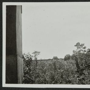 A Föld oltára környékét benőtte a bozót, Peking