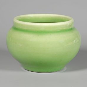 Round porcelain vase decorated with apple green glaze