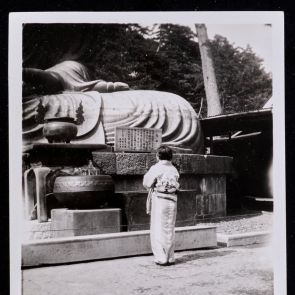 Woman praying in front of Daibucu's left knee