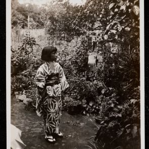 Toki Kimiko legyezővel a kertjükben