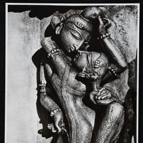 Ölelkező pár - fekete-fehér fotó, részlet