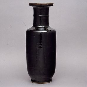 Fekete mázas, döngölőrúd formájú váza