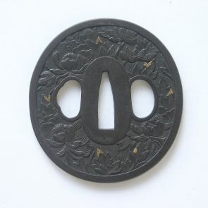 Kardmarkolatvédő (tsuba), peóniamintával