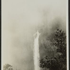 A Kegon-vízesés és sziklái, felhőben, Nikko