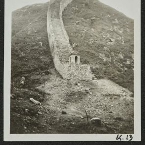 Hegytetőn állnak az őrtöröny falai, a hegyoldal aljában csak a helye látszik, Nankou-hágó, Peking környéke