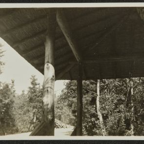 Hüsellő egy kertben, Momoyama