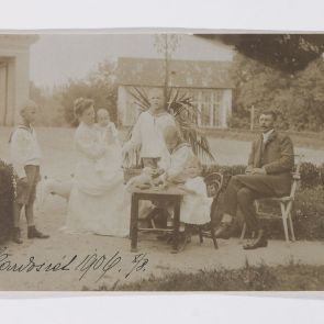 Mrs Gyula Walla's postcard to Ferenc Hopp from Kardoskút: the picture shows the family