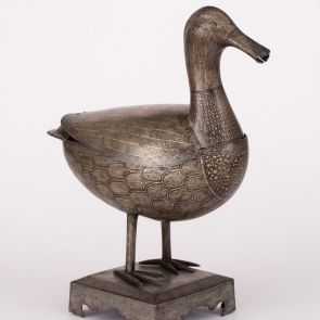 A duck-shaped dish with a pedestal