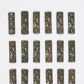 Szíjveret két tekeredő állattesttel