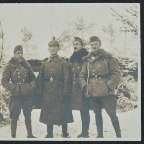 Négy katona téli öltözetben a téli tájban