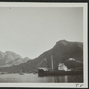 Aden kikötője zord sziklahegyek között