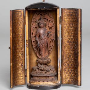 Kis méretű, hordozható buddhista oltár Kannon plasztikus alakjával