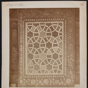 First page of an illustrated book, on a separate sheet, decorated with interlocking circles, from the Topkapi Palace Museum (Topkapı Sarayı) Library (15th century)