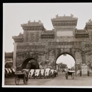 The decorative gate of Tung jie miao with resting benches