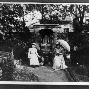 Two ladies in front of the Jaina shrine in the garden of the Hopp villa (Andrássy út 103., Budapest)